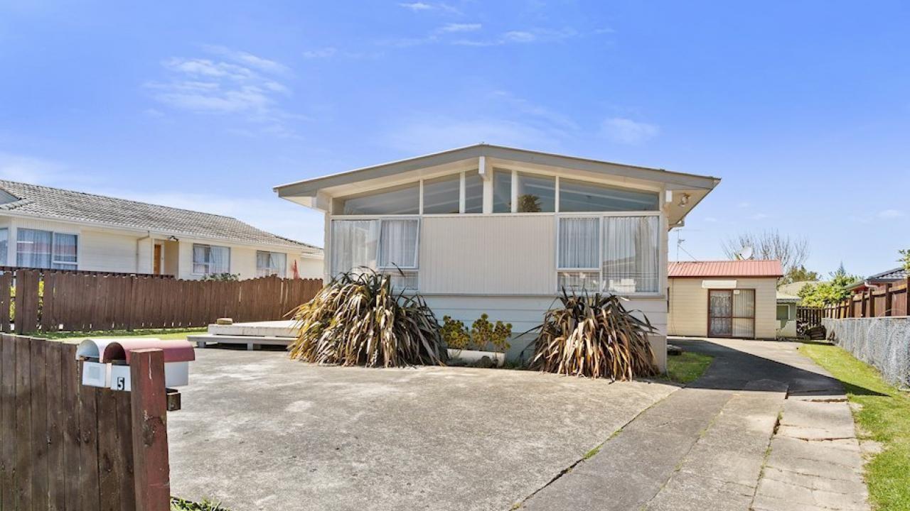 UNDER OFFER - Dual Living Opportunity - 5 Komako Place, Papatoetoe ...