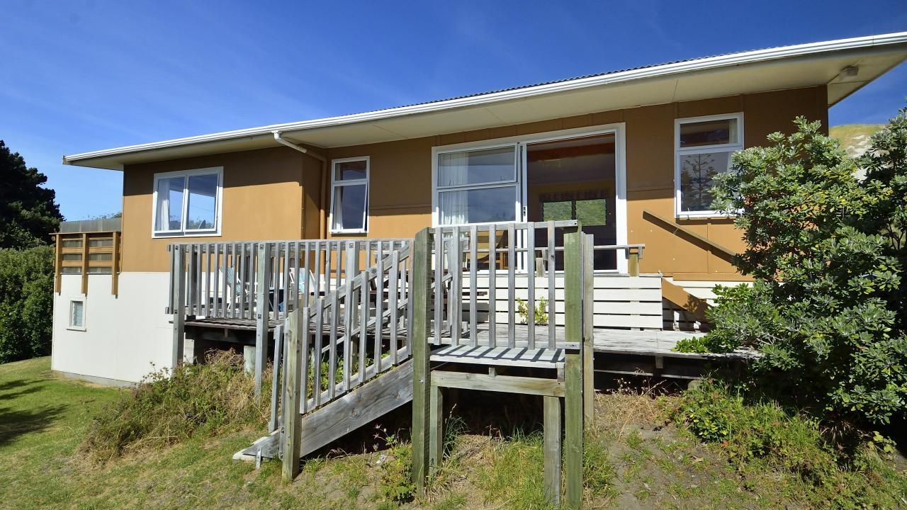 Quintessential Kiwi Beach Bach! - 5 Kuku Crescent, Mahia Beach ...