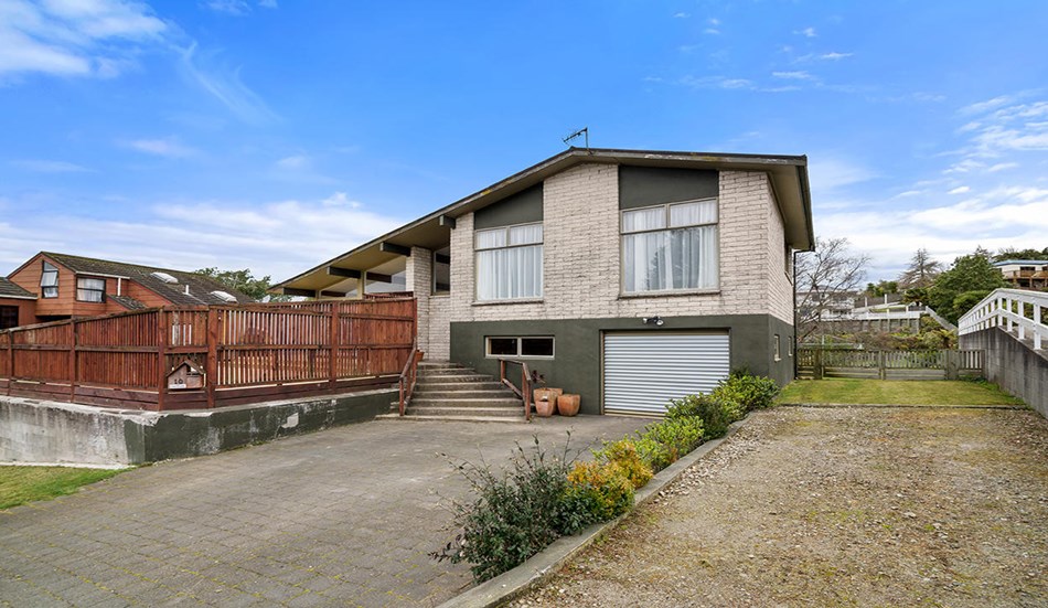 WESTBOURNE WITH VIEWS - 10 Westbourne Avenue, Pukehangi, Rotorua ...