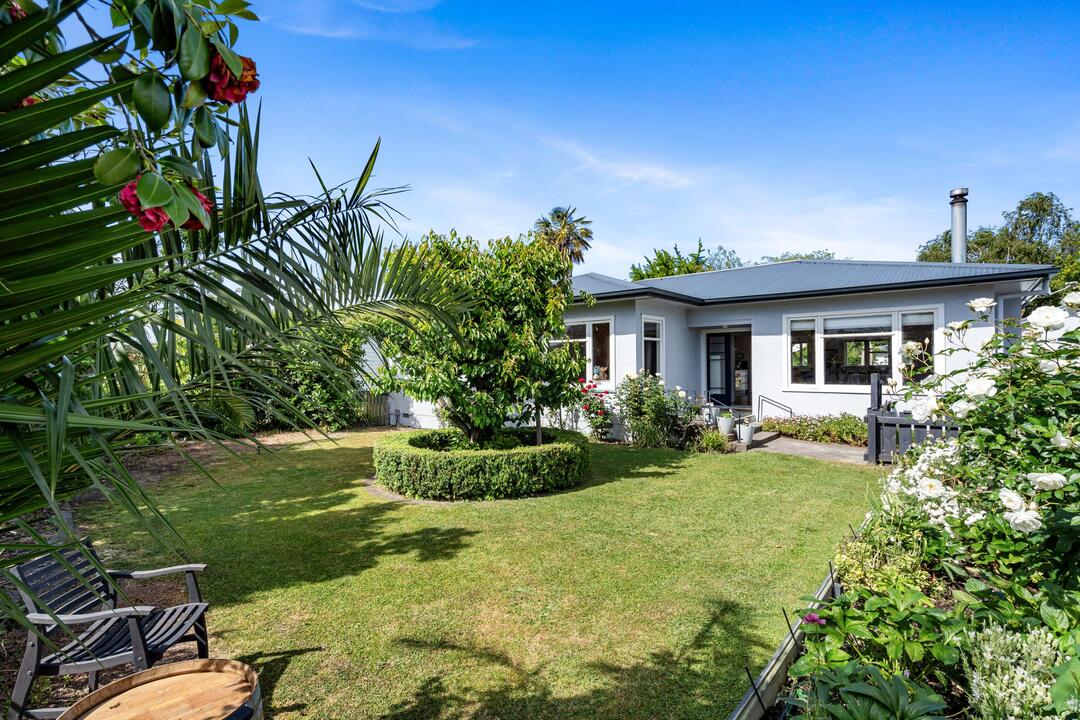 911 Avenue Road East, Parkvale