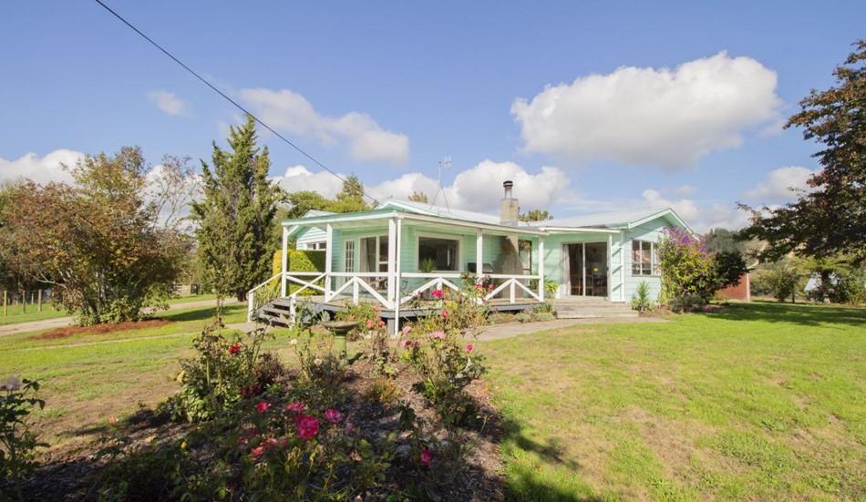 Idyllic Hill Crest Cottage - 126 Starnes Road, Lower 