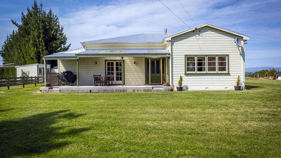 The perfectly presented lifestyle 879 Timaru Pareora Highway, Timaru