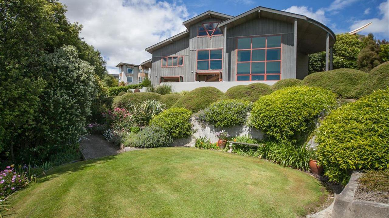 exquisite californian redwood - 45 the strand, palmerston