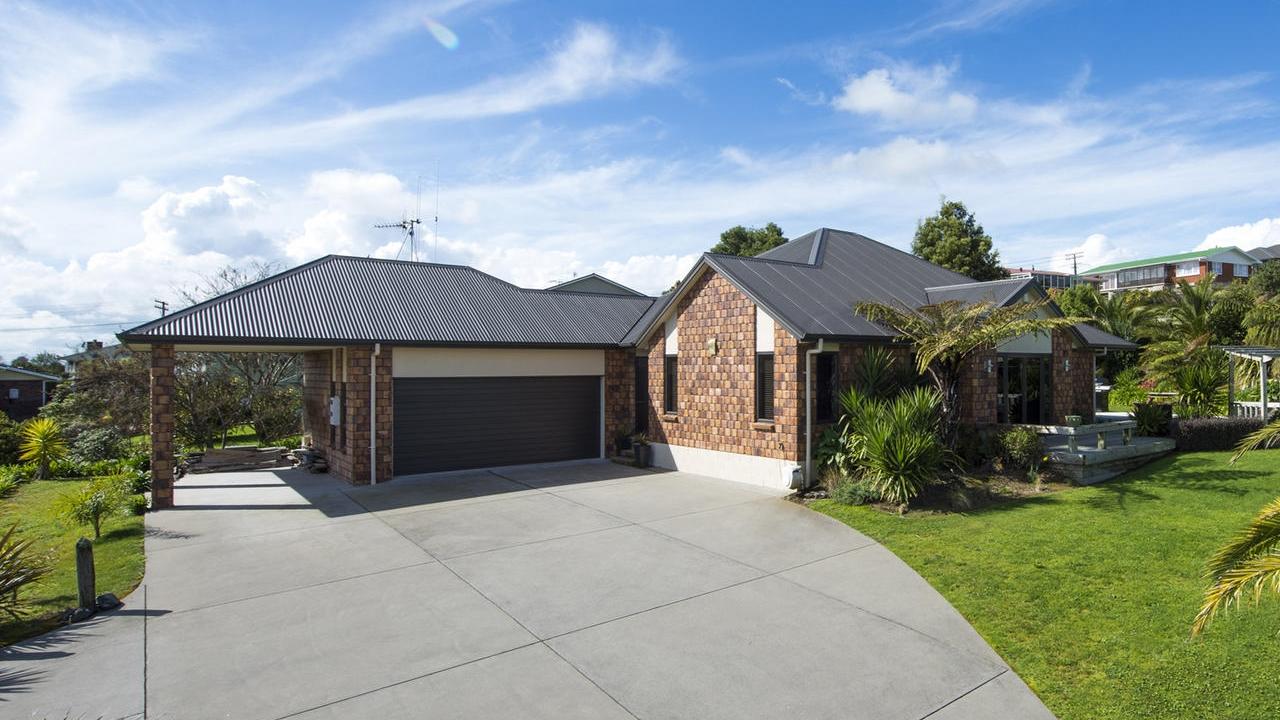 EXCLUSIVE ENTERTAINERS DELIGHT 21 Ava Mae Drive, Te Awamutu Bayleys